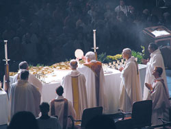 Bishop John M. D&rsquo;Arcy celebrates the closing Mass of the Eucharistic Congress at the University of Notre Dame on Aug. 18. (Photo by Tom Uebbing/Today&rsquo;s Catholic) 