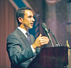 Two-time Indianapolis 500 champion and 2007&nbsp;&ldquo;Dancing with the Stars&rdquo; champion Helio&nbsp;Castroneves speaks at the Spirit of Service Awards Dinner on April 30. (Photo by Rich Clark)