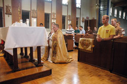 Father Robert Robeson, center, leads seminarians at Bishop Simon Brut&eacute; College Seminary in Indianapolis in eucharistic adoration on Aug. 21, 2008, at the seminary&rsquo;s chapel. Father Robeson is the rector of the seminary. (File photo by Mary Ann Wyand)