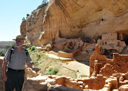 A National Park Service ranger explains how the early Pueblo&nbsp;Indians built homes among the treacherous cliffs, and lived there from about 1200 to 1300 then packed their belongings and migrated to unknown destinations. (Photo by Mary Ann Wyand)