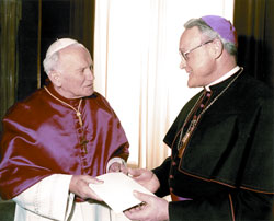 Bishop Gerald A. Gettelfinger speaks with Pope&nbsp;John Paul II during the Evansville bishop&rsquo;s&nbsp;1993 ad limina visit to the Vatican. Bishops make an ad limina visit every five&nbsp;years to meet with the pope. Pope John Paul appointed Bishop Gettelfinger, a priest of the Archdiocese of Indianapolis, to lead the Church in southwestern Indiana in 1989. (Submitted photo)
