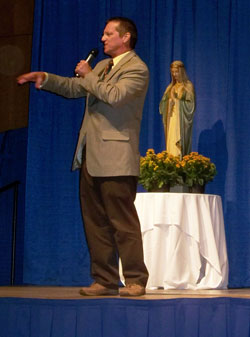 Gus Lloyd, host of the Sirius XM radio program &ldquo;Seize the Day&rdquo; and author of A&nbsp;Minute in the Church, encouraged people attending the Indiana Catholic Men&rsquo;s Conference at the Indiana Convention Center in Indianapolis on Oct. 29 to devote at least 60 seconds a day to prayer. (Photo by Bryce Bennett)