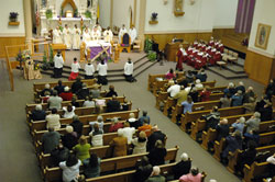 Members of St. Louis Parish in Batesville pray at a 2007 Mass in their parish&rsquo;s church to celebration the canonization of St. Theodora Gu&eacute;rin. Members of the Batesville Deanery faith community and of other parishes, like St. Andrew the Apostle Parish in Indianapolis, foster evangelization through welcoming newcomers and learning more about the Catholic faith. (File photo by Sean Gallagher)