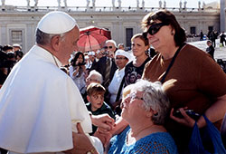Pope Francis takes time to talk with Mary Kubala, seated, and Vicki Stark after the two members of St. Anne Parish in New Castle attended an audience with the pope last fall in St. Peter&rsquo;s Square at the Vatican. (Photo by Fotografia Felici Roma) 