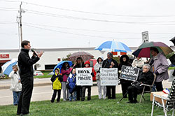 Shawn Carney, co-founder of the 40 Days for Life campaign to end abortion, speaks to a crowd outside of the Planned Parenthood abortion facility in Indianapolis. Carney was the guest speaker for the Indianapolis campaign&rsquo;s mid-point rally on Oct. 10. (Photo by Natalie Hoefer)