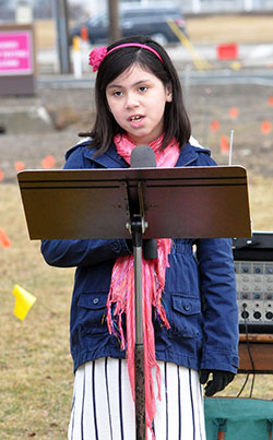 Frente a los participantes en la manifestaci&oacute;n punto medio de 40 D&iacute;as por la Vida en Indian&aacute;polis el 14 de marzo, Sara Cabrera, 7, y un miembro de la parroquia de St. Ann en Indian&aacute;polis, lee su carta al Presidente Barack Obama pidi&eacute;ndole que cambie sus puntos de vista sobre el aborto. (Photo by Natalie Hoefer)