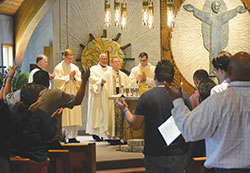 El padre franciscano Larry Janezik (izquierda), los di&aacute;conos Jeffrey Dufresne y Emilio Ferrer-Soto, el arzobispo Charles C. Thompson y el padre Thomas Schliessmann rezan el Padre Nuestro junto con la congregaci&oacute;n durante la misa en la Iglesia de San Andr&eacute;s Ap&oacute;stol, el 30 de septiembre, como parte del evento arquidiocesano V Encuentro. (Foto por Natalie Hoefer)
