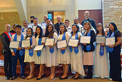 Los miembros de la comunidad de Edinburgh de la promoci&oacute;n 2019-2021 del Instituto Pastoral Intercultural posan para una foto despu&eacute;s de una misa y ceremonia de entrega de certificados en la iglesia de San Bartolom&eacute; en Columbus el 5 de junio. (Foto por Natalie Hoefer)