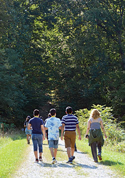 Los adolescentes del Campamento Familiar Hispano recorren un sendero en el Rancho Framasa de la Organizaci&oacute;n Juvenil Cat&oacute;lica, en el condado de Brown, el 18 de septiembre. (Foto de Natalie Hoefer)