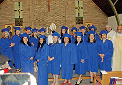 El Arzobispo Charles C. Thompson posa con los graduados del Instituto Pastoral Intercultural de la Arquidi&oacute;cesis el 24 de junio en la Casa de Retiro Nuestra Se&ntilde;ora de F&aacute;tima en Indian&aacute;polis. (Foto de John Shaughnessy)