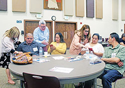 Detr&aacute;s de sus alumnos, los facilitadores del curso de planificaci&oacute;n familiar natural (PFN), Georgina Villase&ntilde;or (izquierda), Ernesto Villase&ntilde;or y Mireya Ram&iacute;rez, instruyen a Jos&eacute; P&eacute;rez (izquierda), Carolina P&eacute;rez, Mar&iacute;a Garc&iacute;a y Alberto Ambrosio durante el primer curso de planificaci&oacute;n familiar natural en espa&ntilde;ol de la Arquidi&oacute;cesis en la Parroquia de Nuestra Se&ntilde;ora de Greenwood en abril. (Foto enviada)