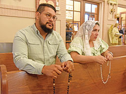 Los esposos F&eacute;lix y Paholla Navarrete se arrodillan en oraci&oacute;n el 1 de septiembre en la Iglesia de Nuestra Se&ntilde;ora del Sant&iacute;simo Rosario en Indian&aacute;polis. (Fotograf&iacute;a de Sean Gallagher)