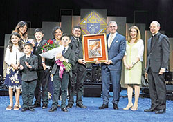 La familia Cabrera posa con su premio Familia Internacional del A&ntilde;o de Caballeros de Col&oacute;n en la Convenci&oacute;n Suprema de Caballeros en Orlando, celebrada del 1 al 3 de agosto. En la primera fila de la familia Cabrera est&aacute;n Gianna, a la izquierda, Jos&eacute; y David. En la &uacute;ltima fila de la familia est&aacute;n Sara sosteniendo a su hermana F&aacute;tima Luc&iacute;a, Daniel, Mar&iacute;a Hern&aacute;ndez y Daniel Cabrera. A la derecha est&aacute;n el Caballero Supremo Patrick Kelly y su esposa Vanessa y el Capell&aacute;n Supremo de Caballeros de Col&oacute;n, el Arzobispo William E. Lori de Baltimore. (Foto enviada por Paul Haring)