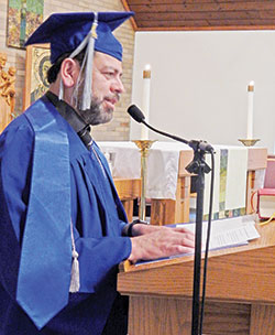 Oscar Salcedo de la parroquia de San Bartolom&eacute; de Columbus y graduado del Instituto Pastoral Intercultural, reflexiona sobre su experiencia en el programa de dos a&ntilde;os. (Foto de Mike Krokos)