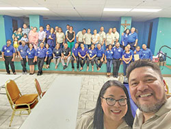 Norma y Giovani Ch&aacute;vez, coordinadores del Movimiento Familiar Cristiano para Indiana y Ohio, se toman una selfie con los l&iacute;deres y coordinadores de Indiana en la parroquia St. Patrick en Indian&aacute;polis el 29 de julio de 2023. (Foto enviada)