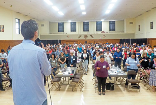 El conferenciante internacional Evan Lemoine gu&iacute;a a alrededor de 300 participantes en oraci&oacute;n durante la conferencia para la comunidad latina titulada &ldquo;Sanar para amar,&rdquo; celebrada en el Centro Cat&oacute;lico Arzobispo Edward T. O&rsquo;Meara de Indian&aacute;polis el 19 de julio. (Foto enviada)