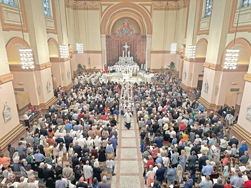 Fieles llenan la Catedral de San Pedro y San Pablo en Indian&aacute;polis el 7 de junio de 2025, mientras seminaristas y sacerdotes salen en procesi&oacute;n de la catedral tras una misa en la que tres hombres fueron ordenados sacerdotes para la Arquidi&oacute;cesis de Indian&aacute;polis. (Foto de Sally Krause)